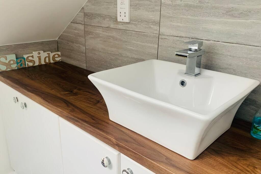 Вілла Love Lancing By The Sea With Optional Large Hot Tub Sleeps Up To 8 & Free Parking Екстер'єр фото