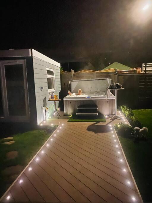 Вілла Love Lancing By The Sea With Optional Large Hot Tub Sleeps Up To 8 & Free Parking Екстер'єр фото
